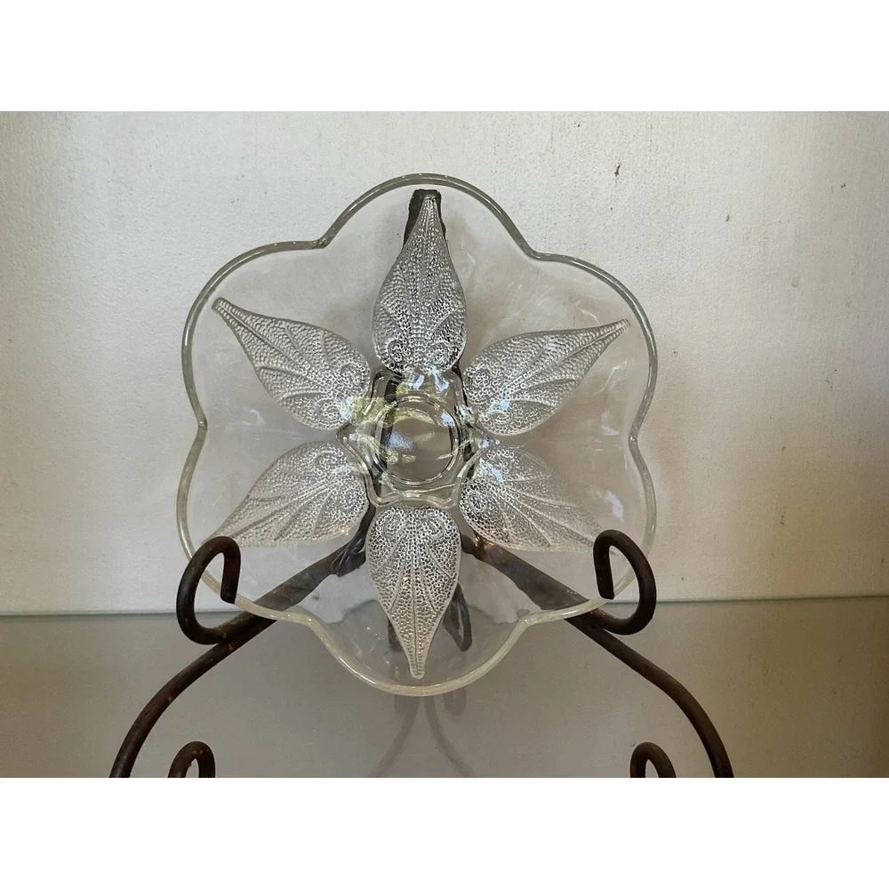 Vintage Raised Beaded Leaf Pattern Scalloped Edge 7